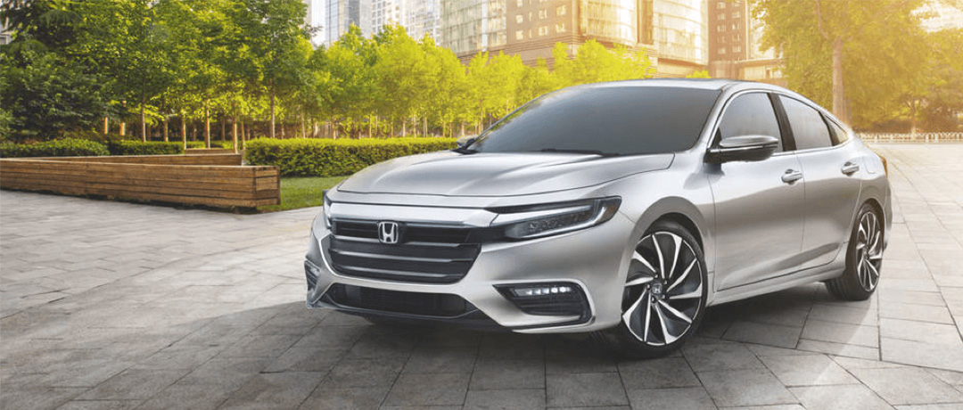 Honda Insight argent stationnée en ville.